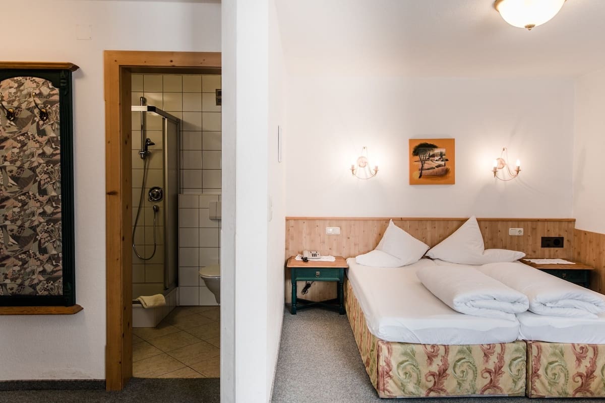 Caja de seguridad en la habitación, wifi gratis y ropa de cama 