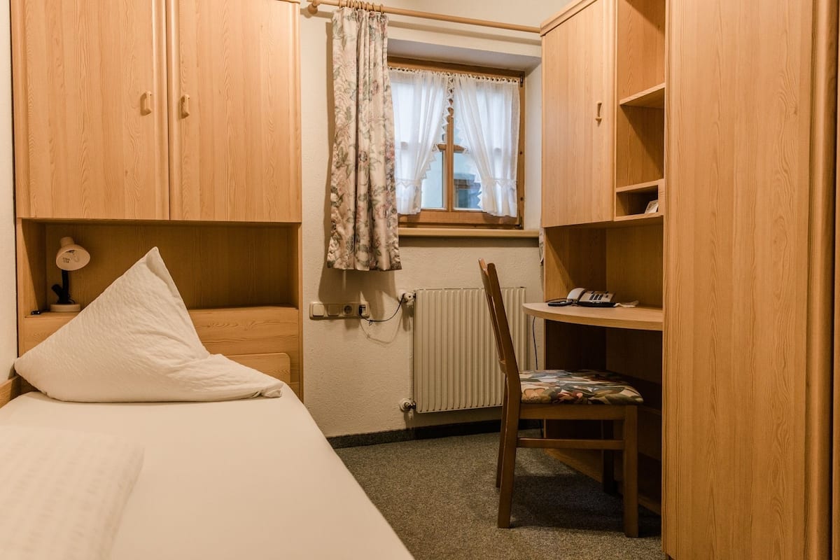 Twin Room | Peti besi dalam bilik, Wi-fi percuma, cadar katil