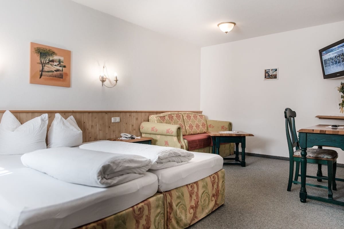 Double Room, 1 Katil Kelamin (Double) dengan Katil Sofa | Peti besi dalam bilik, Wi-fi percuma, cadar katil