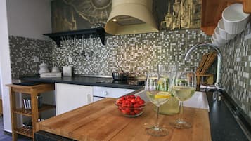 Comfort Apartment, Terrace | Dapur peribadi | Peti sejuk, ketuhar gelombang mikro, ketuhar, dapur