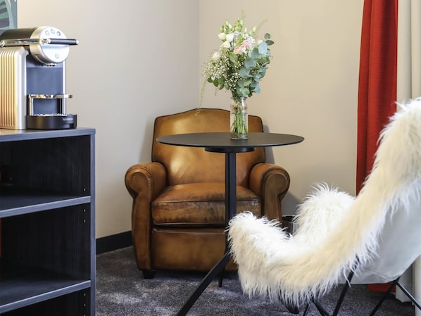 Premium-huone, 1 parisänky | Työpöytä, kannettavalle tietokoneelle sopiva työtila, pimennysverhot