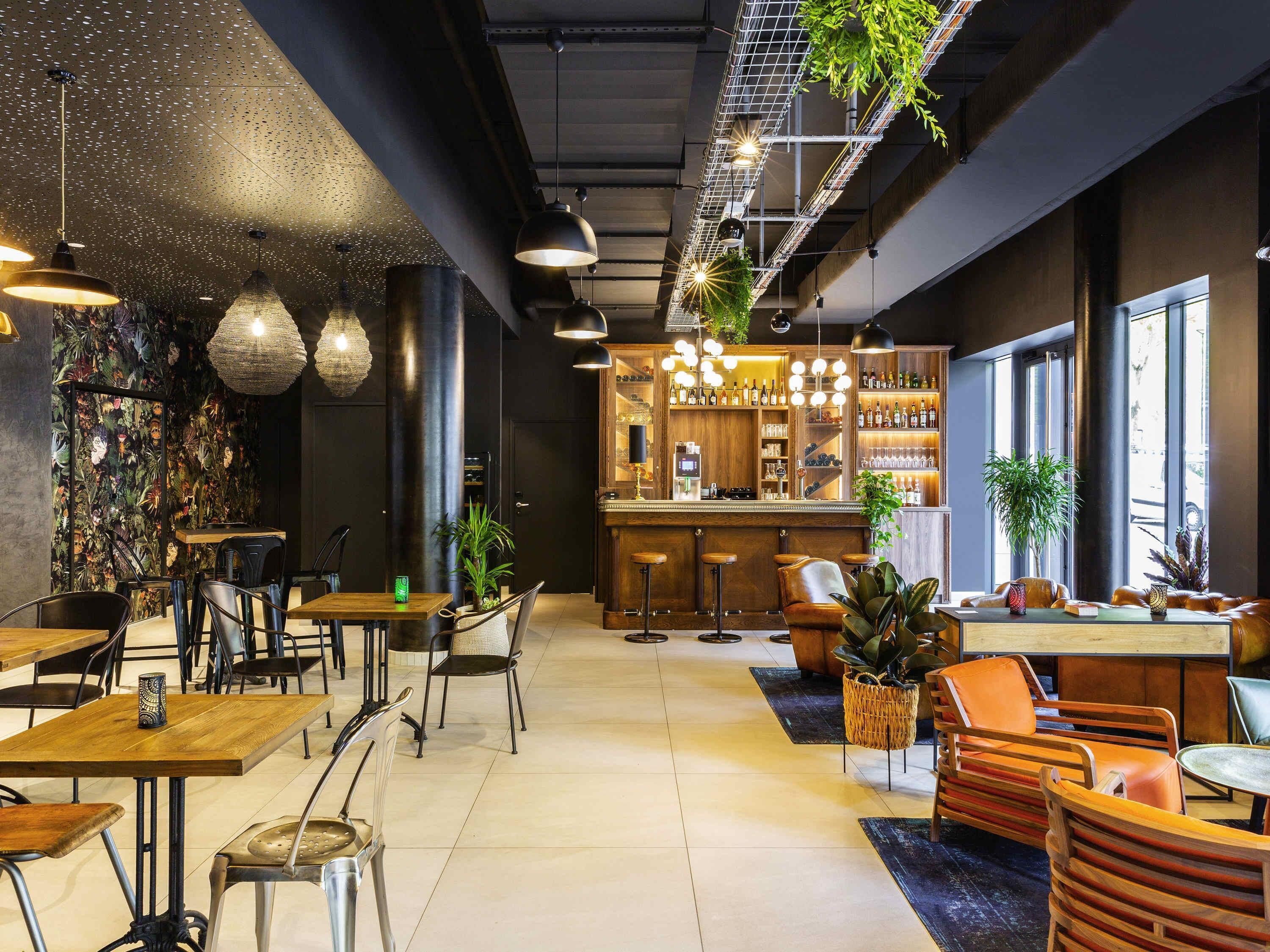 Bar (trong khuôn viên)