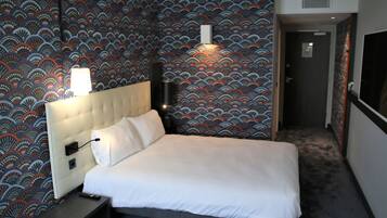 Escrivaninha, espaço de trabalho para notebook, cortinas blackout