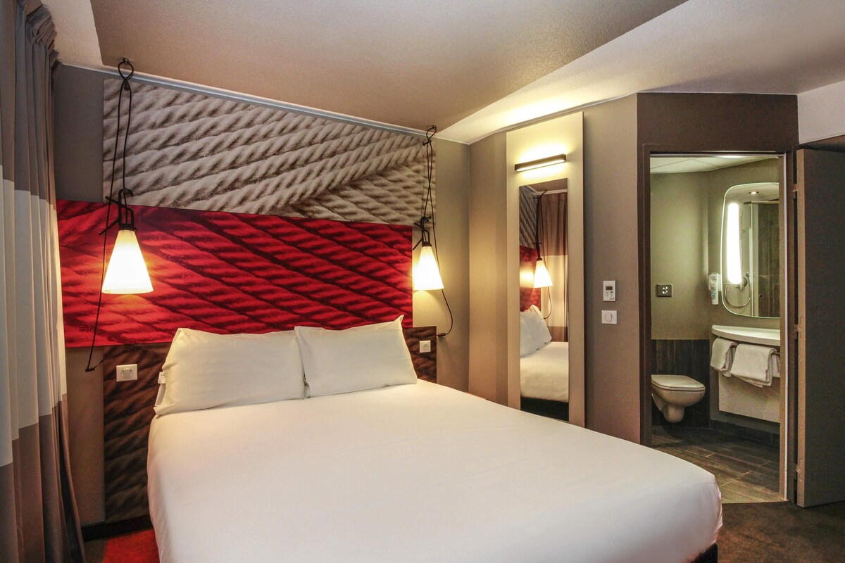 Standard Room, 1 Double Bed | Premium bedding, pillowtop beds, desk, laptop workspace