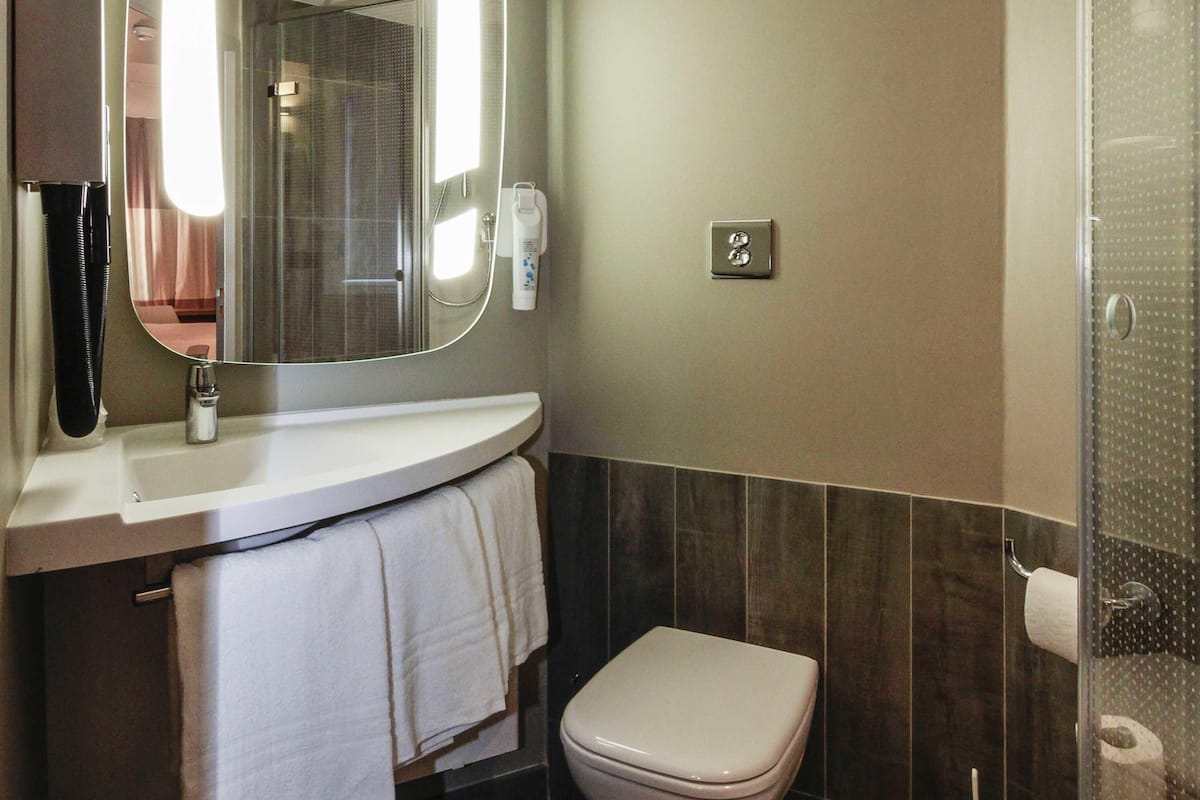 Standard Room, 2 Single Beds | Premium bedding, pillow-top beds, individually furnished, desk