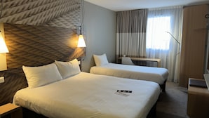 A hotel room with two beds, a desk, and a chair. - ibis Cahors (Cahors)