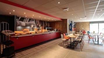 Desayuno continental diario (EUR 14.5 por persona)