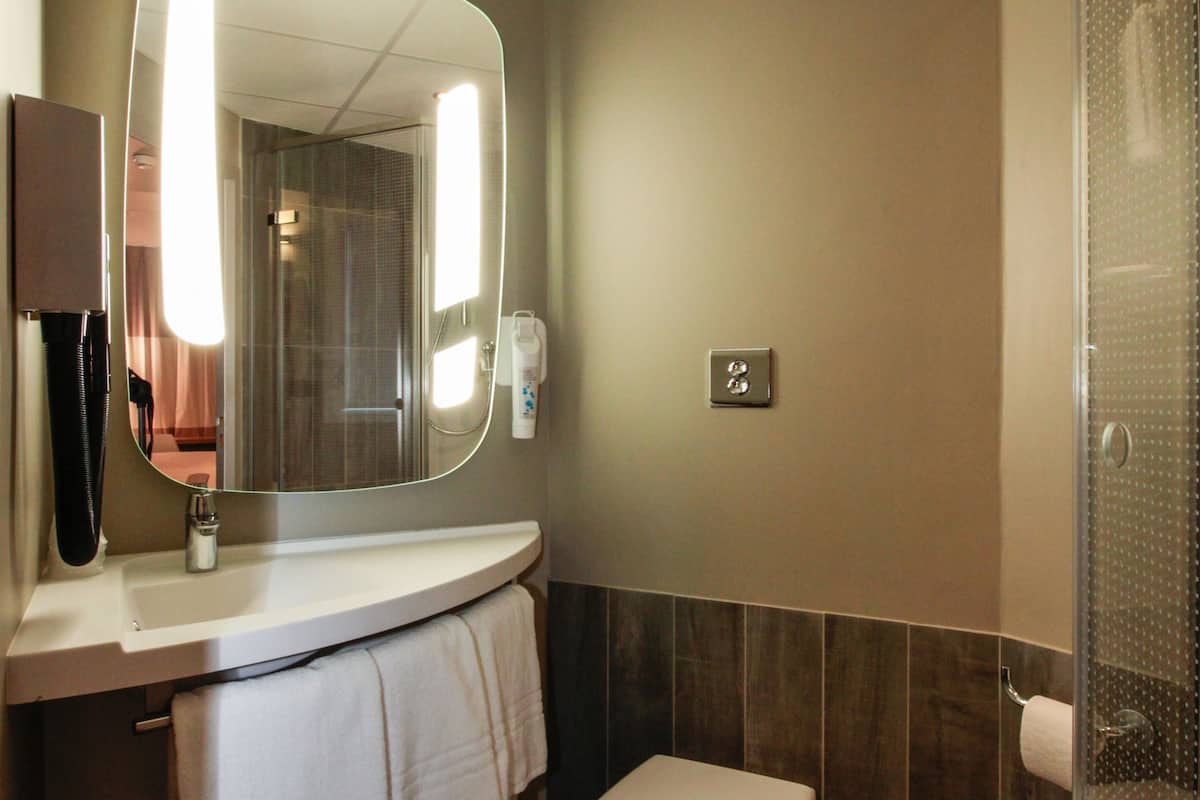 shower, rainfall showerhead, eco-friendly toiletries, hair dryer