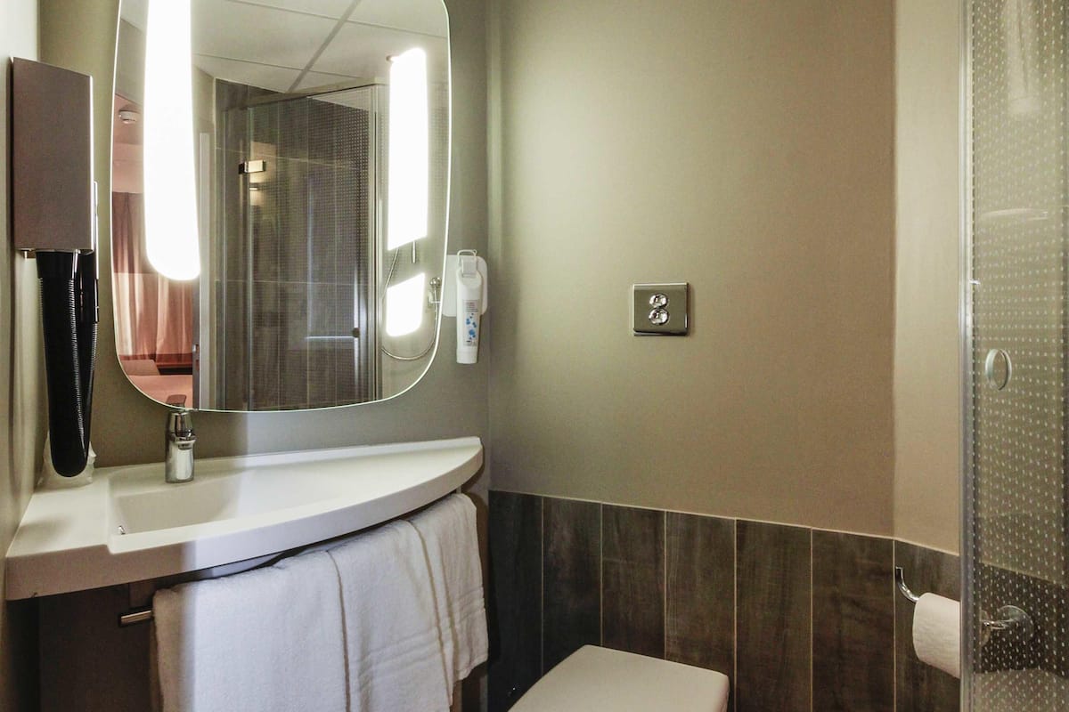 Room, Multiple Beds | Premium bedding, pillow-top beds, individually furnished, desk
