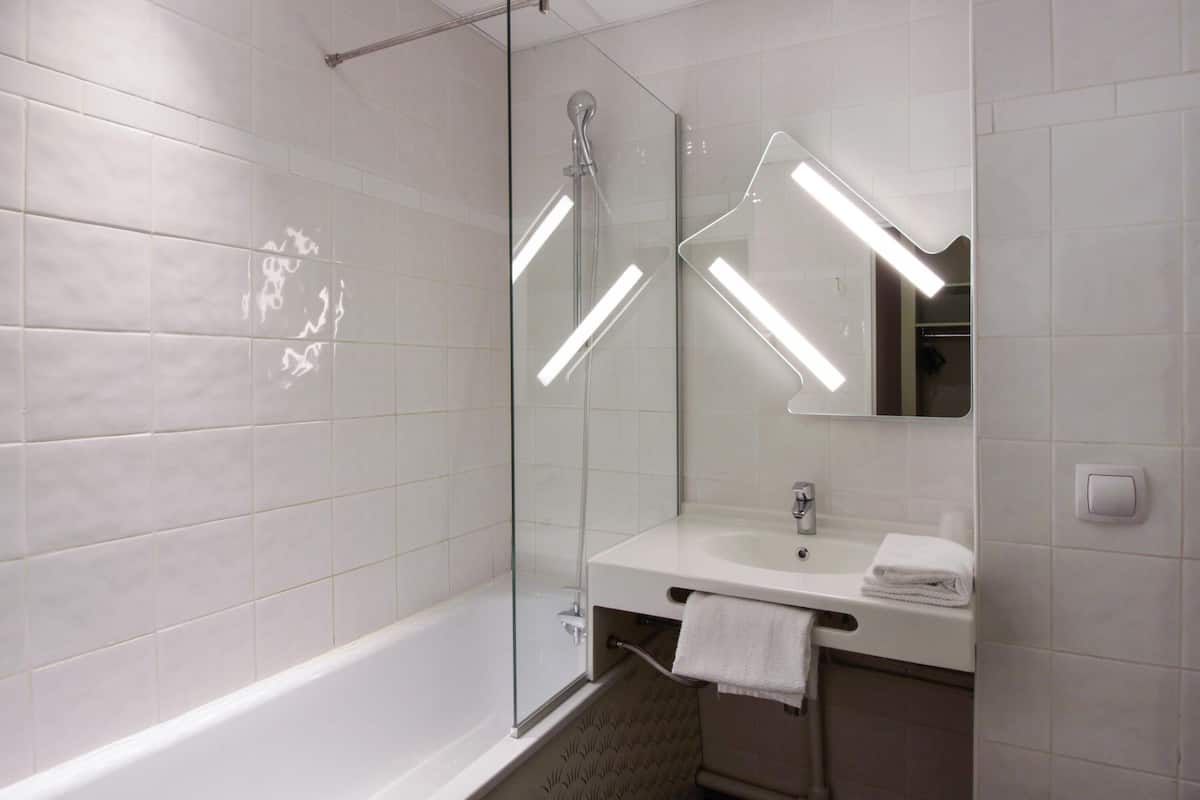 premium bedding, blackout curtains, soundproofing, free cots/infant beds