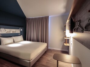 Premium bedding, blackout drapes, soundproofing, free cribs/infant beds