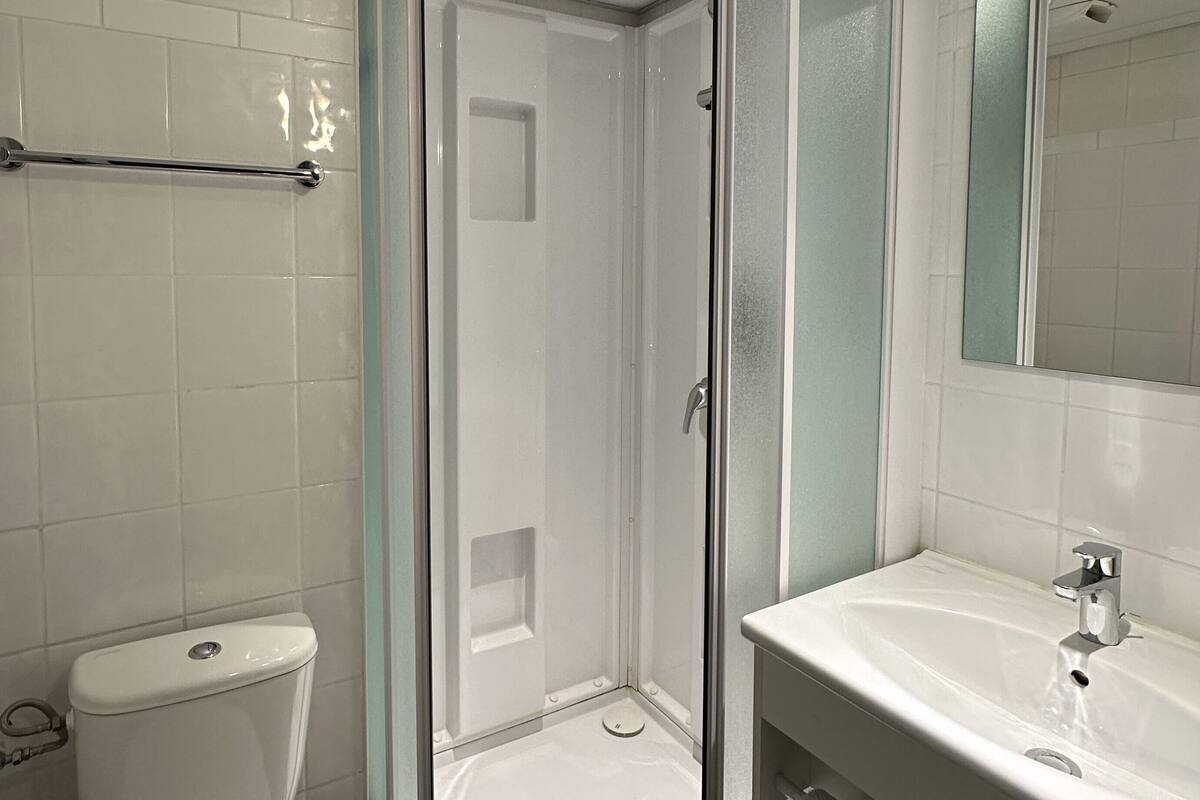 eco-friendly toiletries, towels