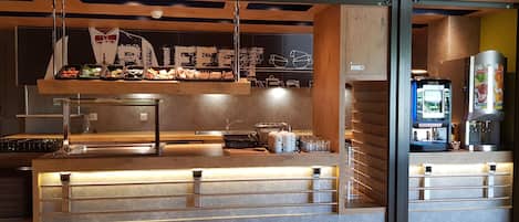 Kontinental frukost varje dag (EUR 14.5 per person)