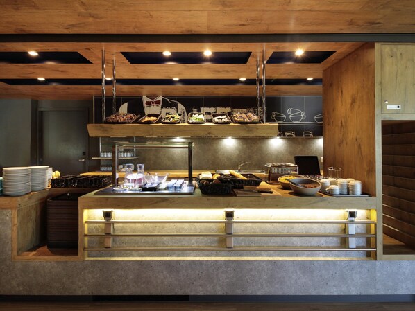 Daily continental breakfast (EUR 14.5 per person)