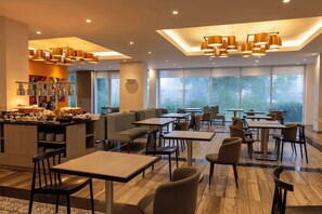 Colazione a buffet, servita tutte le mattine (825 PHP a persona) 