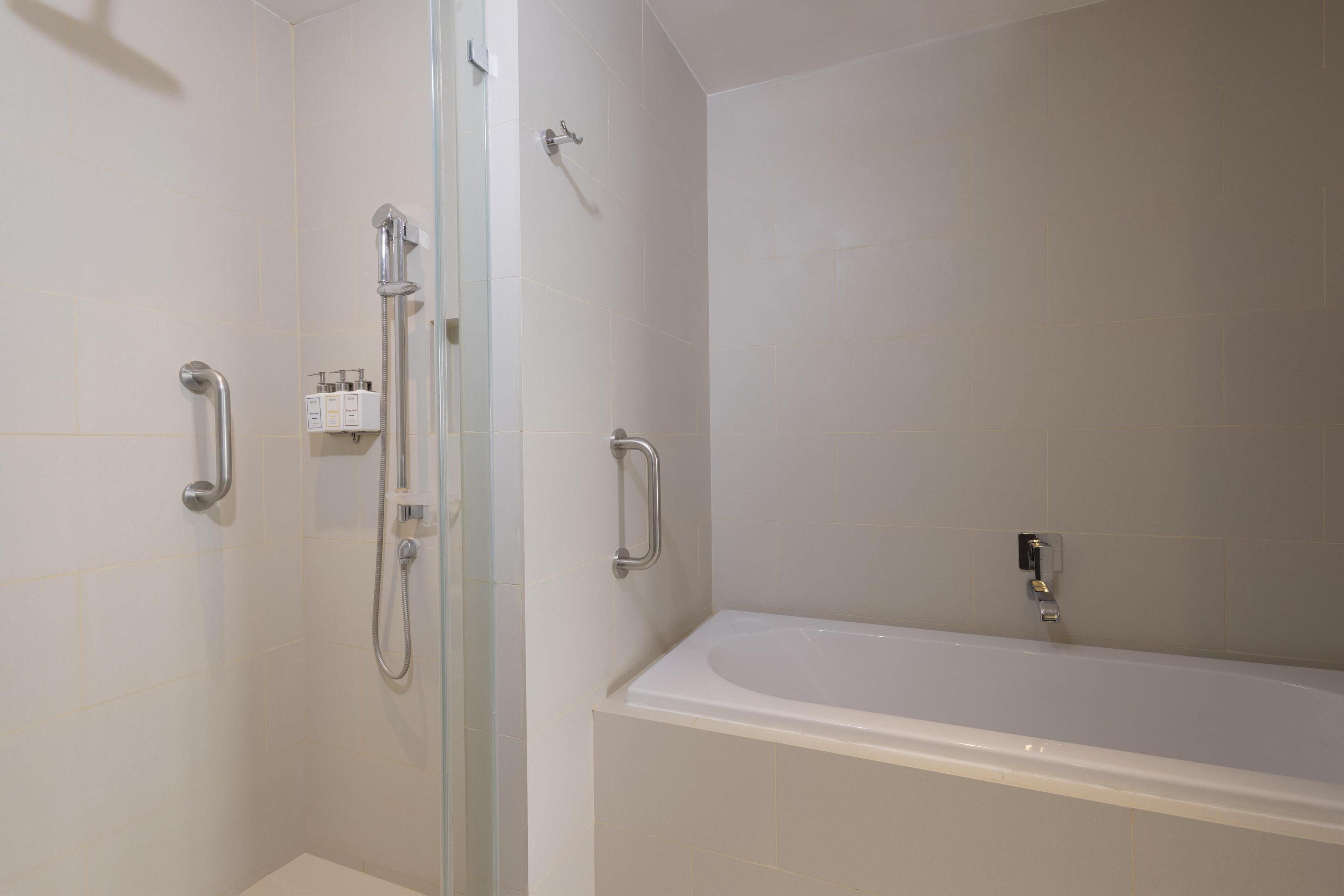 suite (room) | bathroom | free toiletries, hair dryer, slippers, bidet