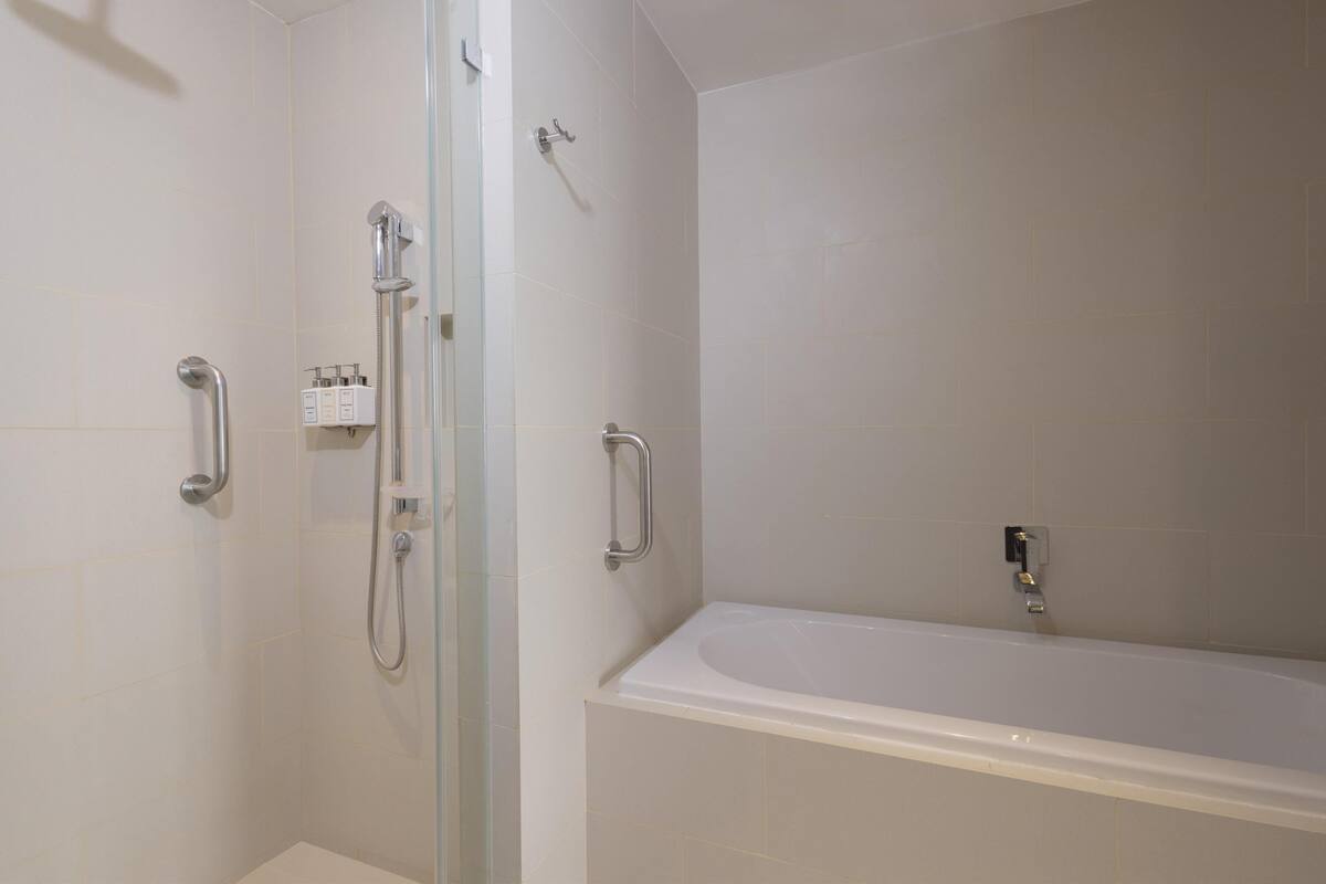 suite (room) | bathroom | free toiletries, hair dryer, slippers, bidet