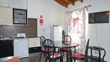 Departamento, 3 habitaciones, Terraza | Área de sala de estar | Televisión de pantalla plana
