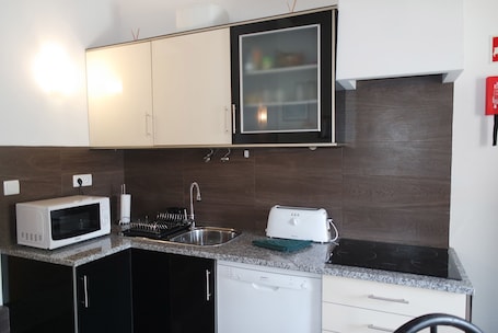 Refrigerador con freezer, microondas, placa de cocina, cafetera/tetera