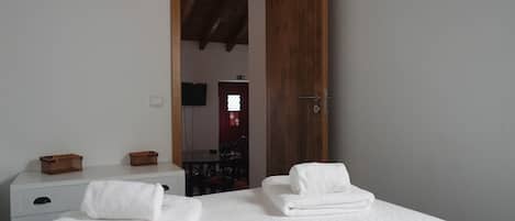 Apartment, 3 Bedrooms, Terrace | 2 bedrooms, cots/infant beds, free WiFi, bed sheets