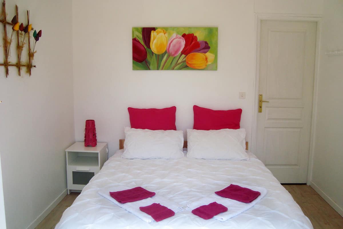 Family Suite (Tulipe/Narcisse) | Blackout curtains, free cots/infant beds, free WiFi