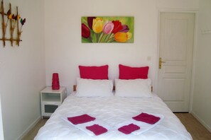 Family Suite (Tulipe/Narcisse) | Individually decorated, individually furnished, blackout curtains - B&B Le Clos Saint-Jean - Omaha Beach (Aure sur Mer)