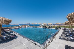Una piscina al aire libre de temporada, sombrillas