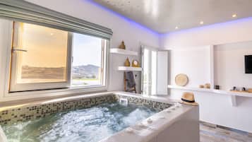Elegant Suite with indoor jetted tub and sea view | Safe på rommet, individuelt dekorert, individuelt innredet og lydisolert