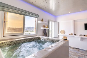 Elegant Suite with indoor jetted tub and sea view | Brankas dan didekorasi berbeda-beda