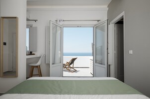Deluxe Room with hot tub and sea view | Cofres nos quartos, individualmente decorados