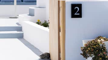 Deluxe Suite with plunge pool and sea view | 1 bedroom, in-room safe, individually decorated, individually furnished