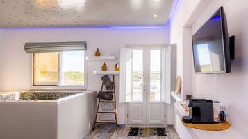 Elegant Suite with indoor jetted tub and sea view | 1 chambre, coffres-forts dans les chambres, décoration personnalisée