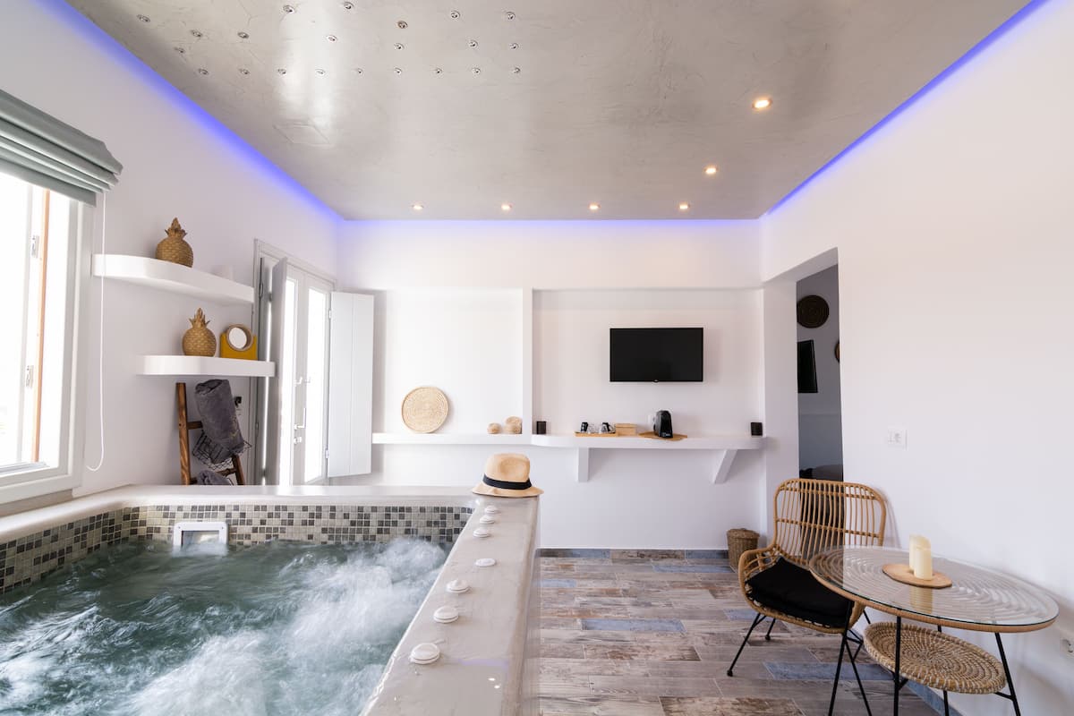 Elegant Suite with indoor jetted tub and sea view | 1 phòng ngủ, két bảo mật tại phòng, trang trí khác biệt
