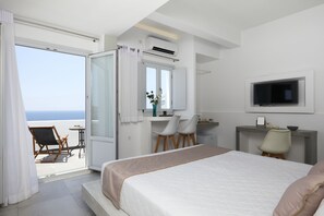 Deluxe Room with hot tub and sea view