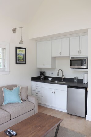 Full-sized fridge, microwave, oven, stovetop - Owl's Nest Resort (Thornton)