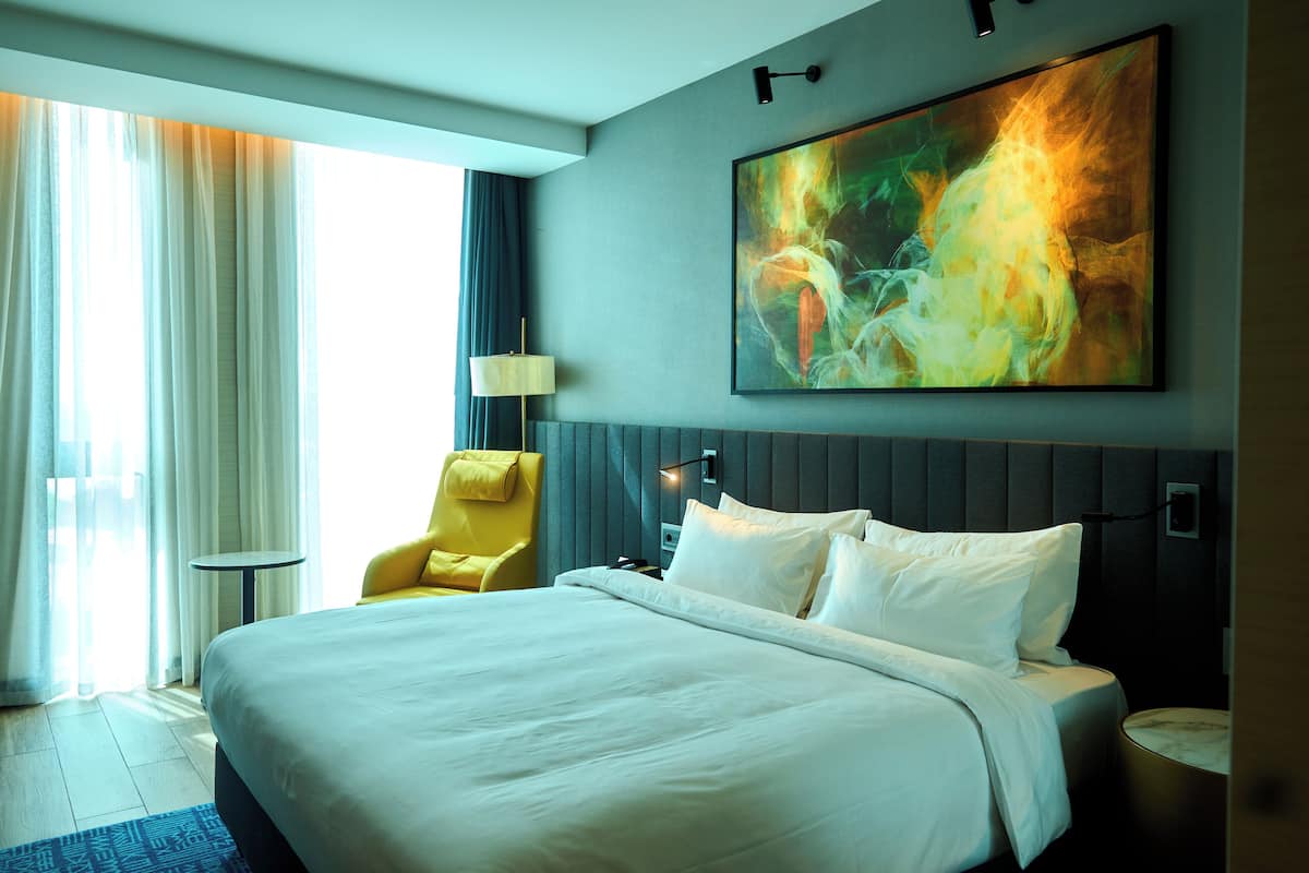 Chambre Standard, vue sur la ville | 1 chambre, couette en duvet, lit avec matelas en mousse à mémoire