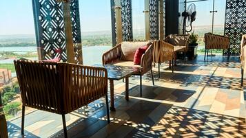 3 restaurantes, se sirven desayunos, comidas y cocina internacional