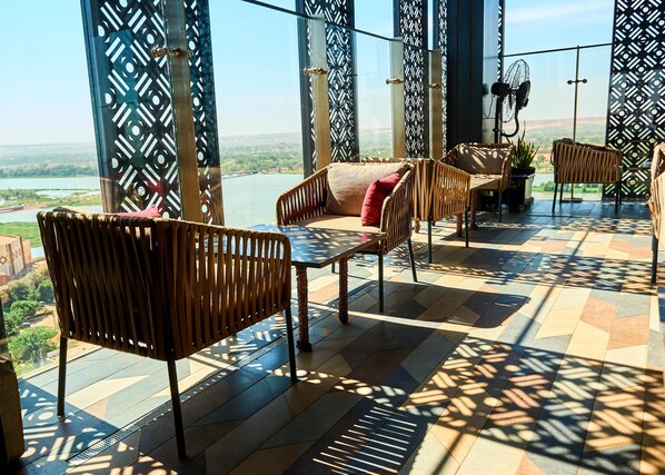 3 か所のレストラン、朝食、ランチ、ディナー に営業 (多国籍料理)