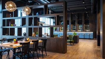 3 restauranter, frokost, lunsj og middag serveres, internasjonale retter