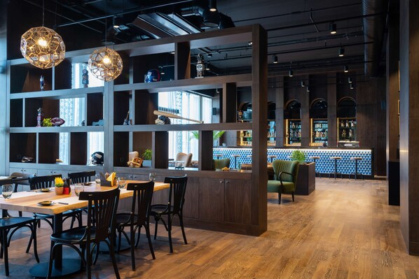 3 restaurants, breakfast, lunch, dinner served; international cuisine 