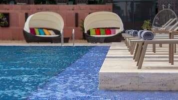 Piscine extérieure, parasols de plage, chaises longues