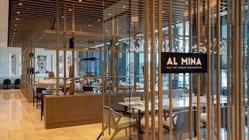 3 か所のレストラン、朝食、ランチ、ディナーに営業 (多国籍料理)