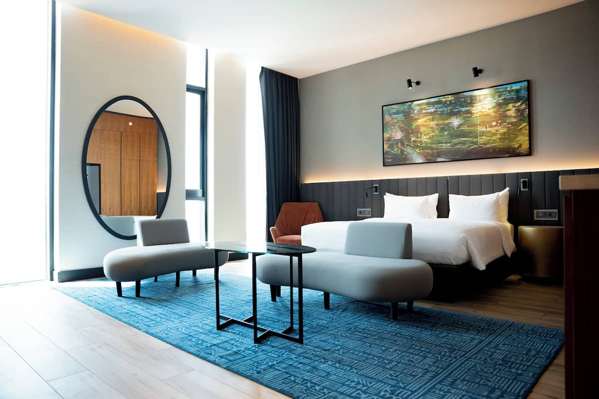 Suite – junior | 1 soverom, dundyner, memory foam-senger og minibar