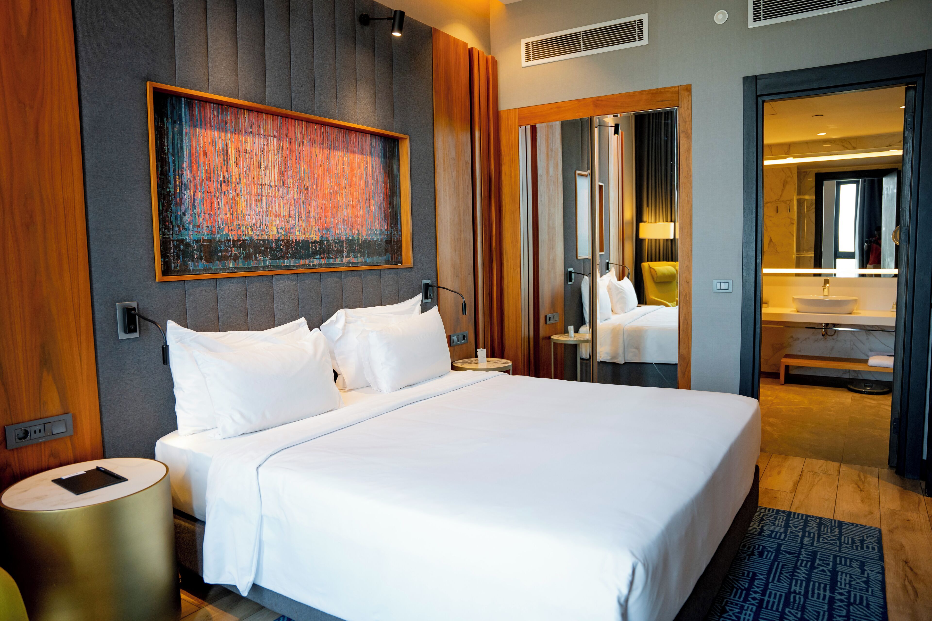 Executive-suite - 1 soveværelse (Lounge Acc) | 1 soveværelse, dundyner, senge med madrasser af memory foam, minibar