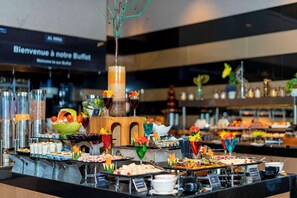 3 restaurants; breakfast, lunch, dinner and brunch served  - Radisson Blu Hotel & Conference Center, Niamey (Niamey)