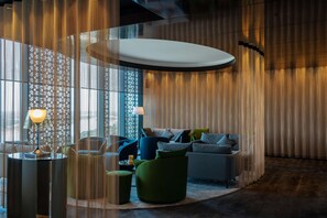 3 間餐廳；供應早餐、午餐、晚餐；多國菜