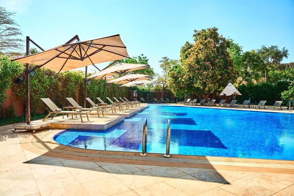 Utendørsbasseng, bassengparasoller og solsenger