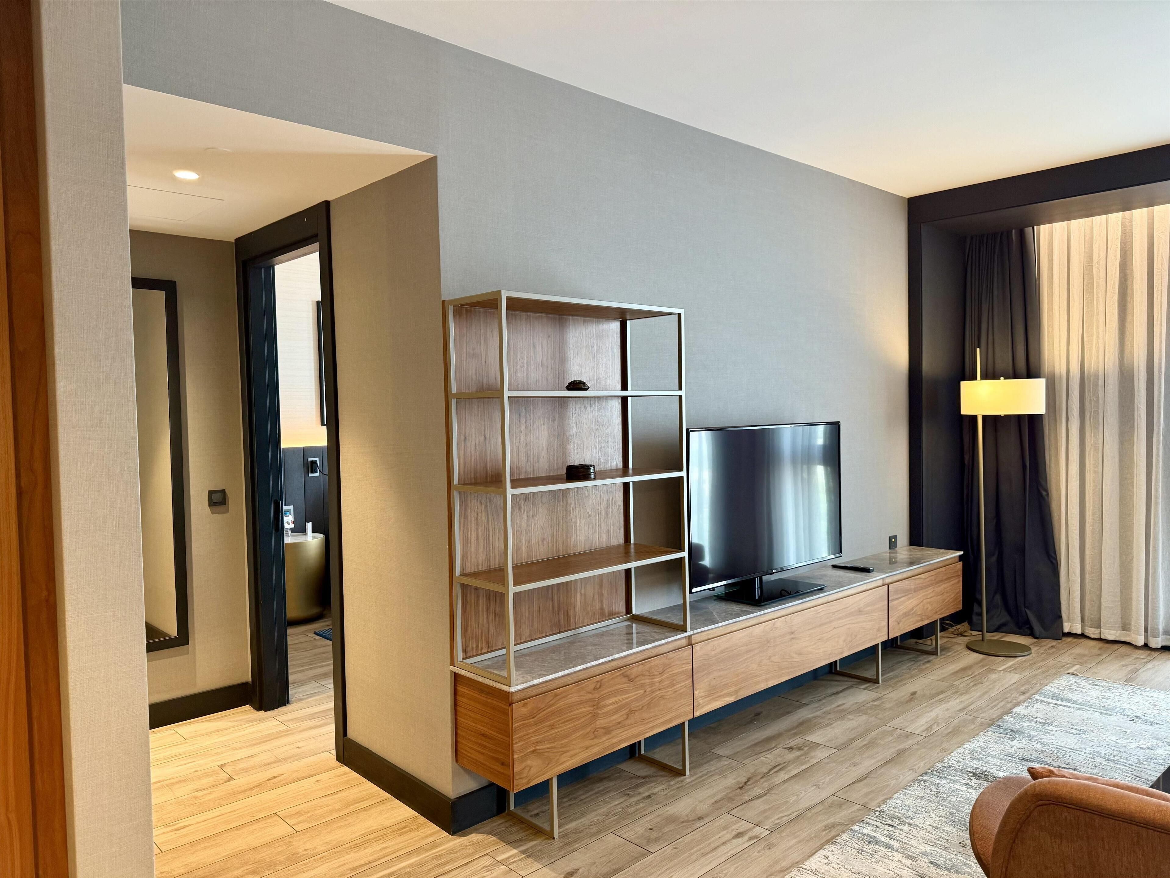 room, 1 bedroom, kitchenette | living room | tv