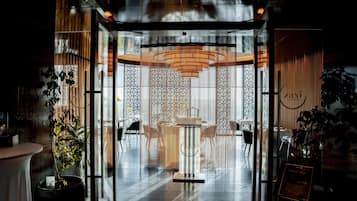 3 من المطاعم، حيث تُقدم وجبات الإفطار، الغداء، العشاء، الأطباق العالمية