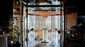 3 restaurantes; se sirven desayunos, almuerzos y cocina internacional 